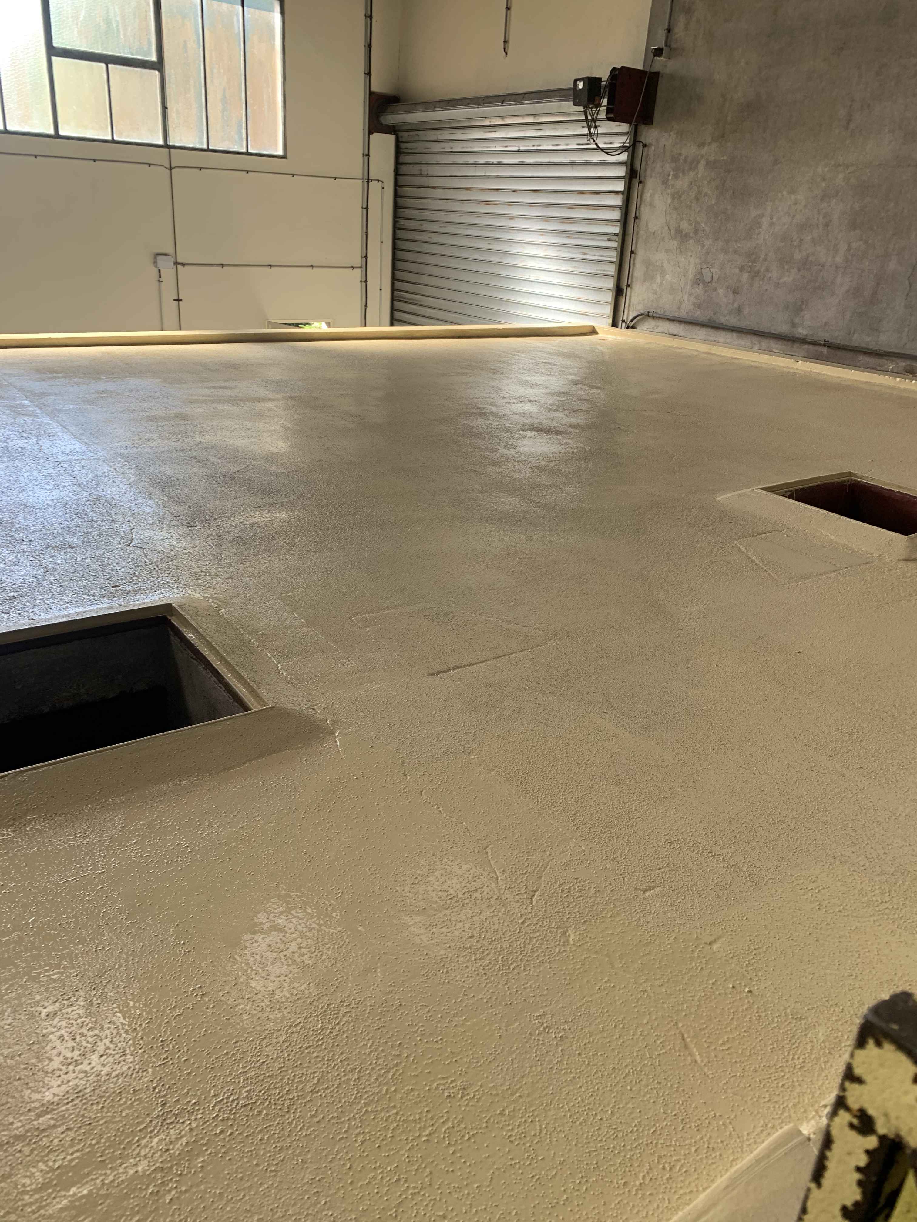 Revêtement d’un sol béton fissuré et érodé par les années 3